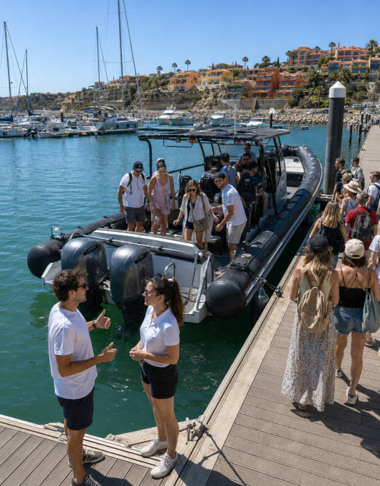 Turistas a desembarcar de um barco após um passeio pela costa do Algarve.